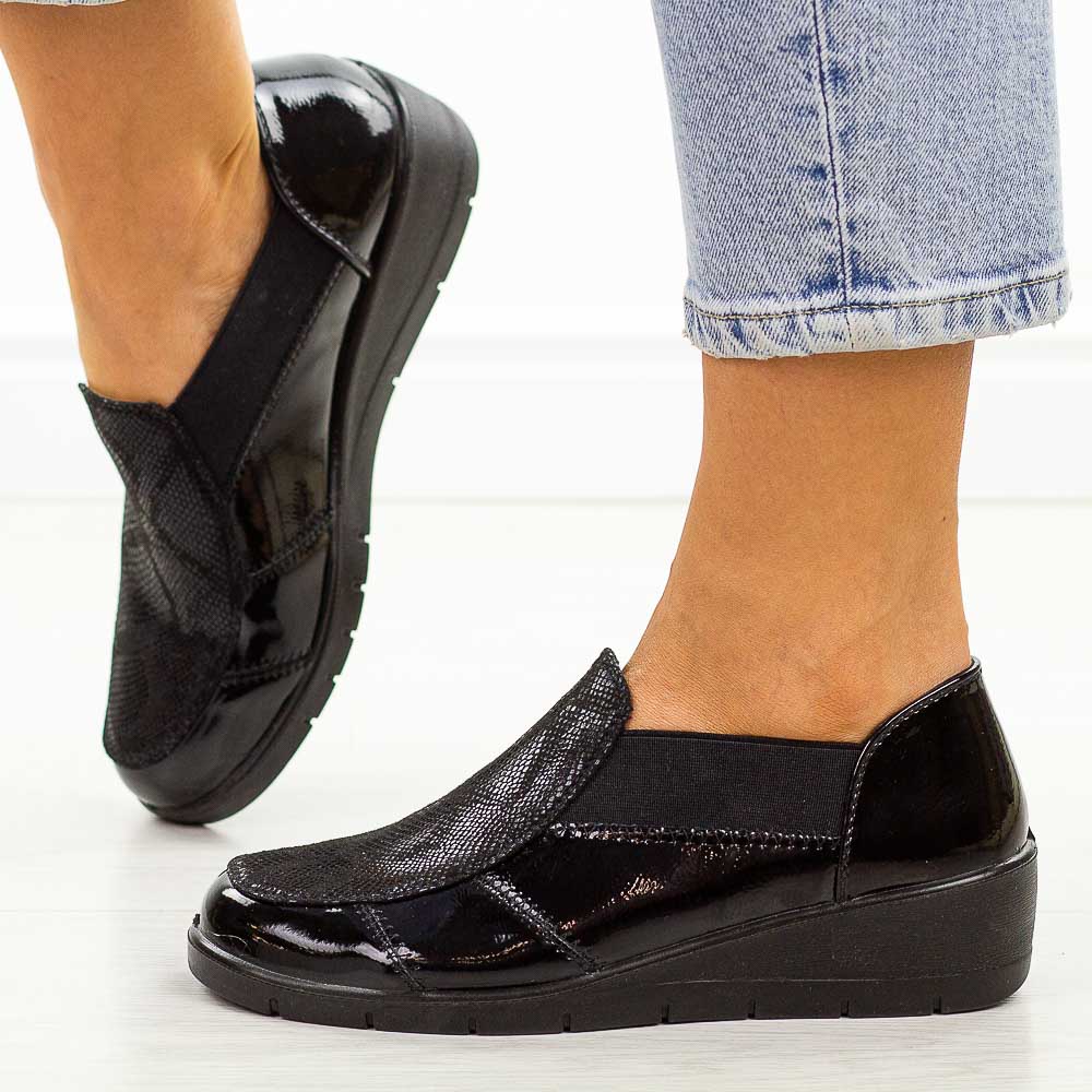 Czarne półbuty damskie na koturnie T.Sokolski J22-02