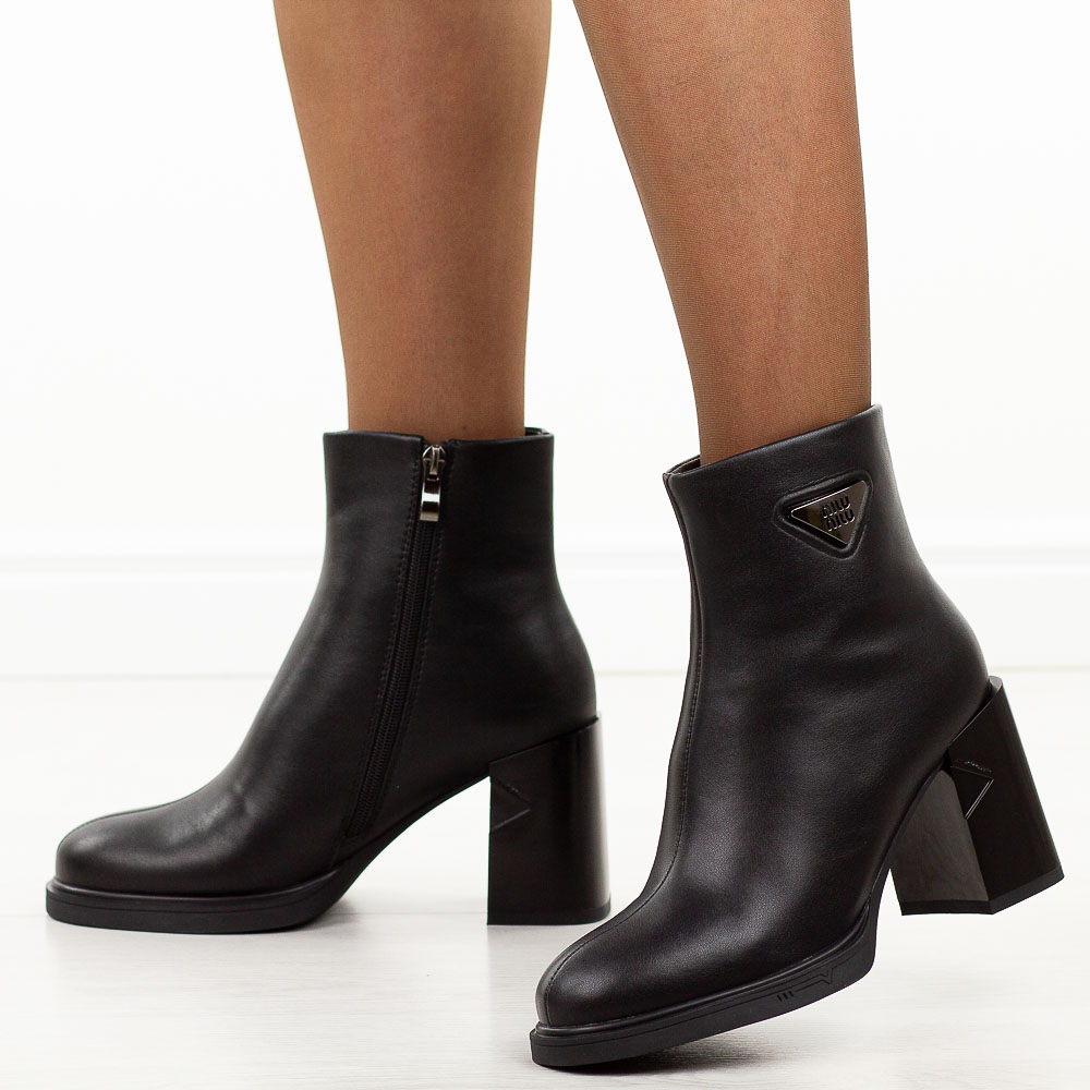 Czarne skórzane botki damskie na słupku Cambell 10300