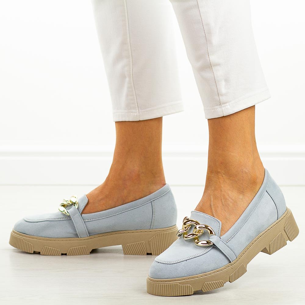 Niebieskie zamszowe Polskie mokasyny damskie, loafersy ze złotym łańcuchem Deoni D208