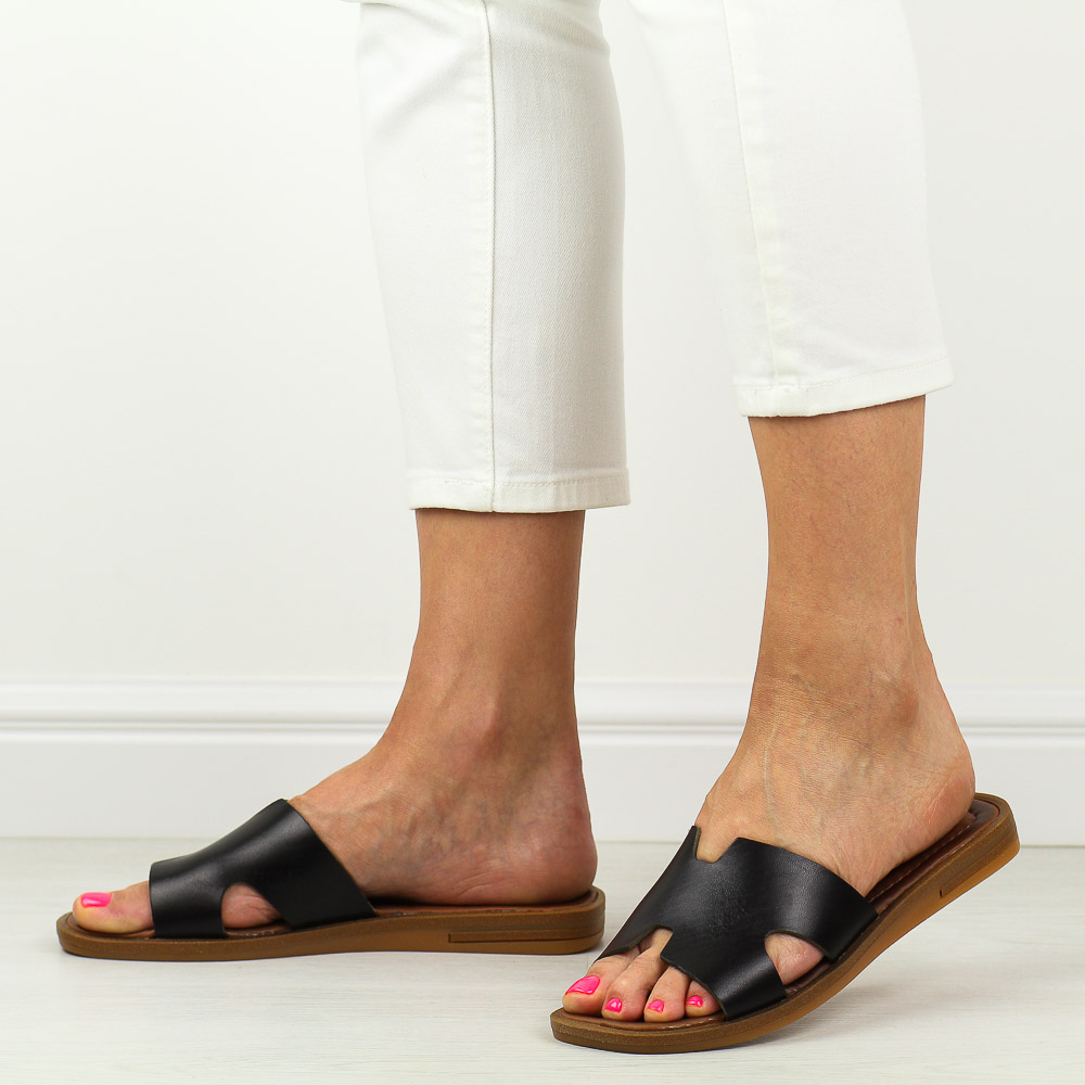 Czarne skórzane klapki damskie Cambell 64013