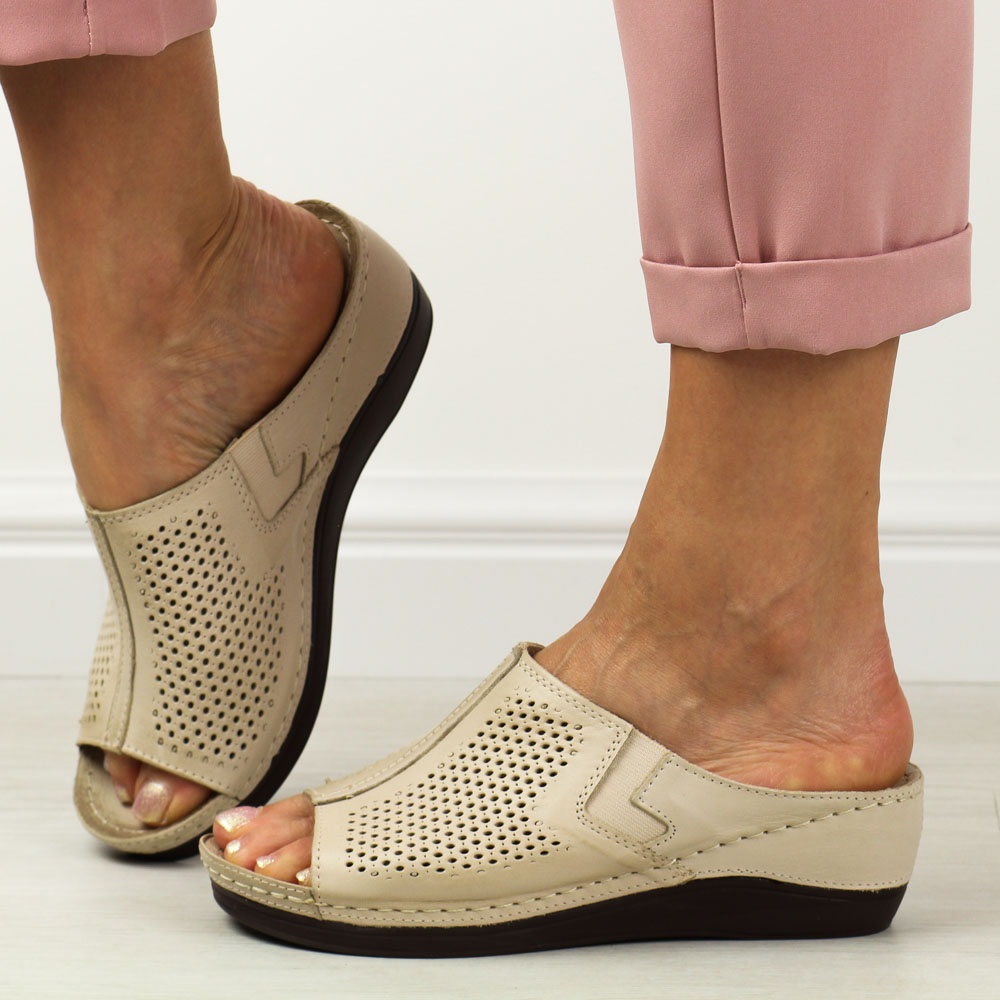 Beżowe skórzane klapki damskie na koturnie T.Sokolski L25-157