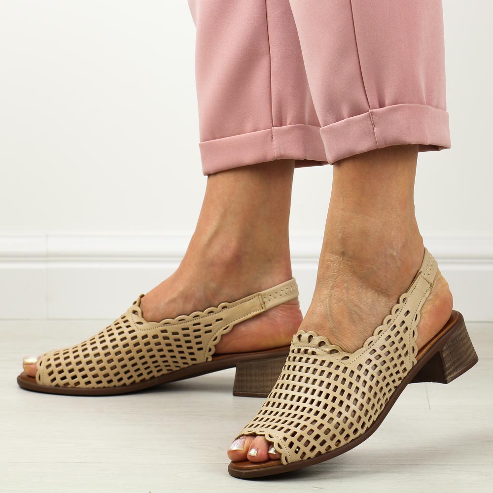 Beżowe skórzane sandały damskie na obcasie T.Sokolski 707