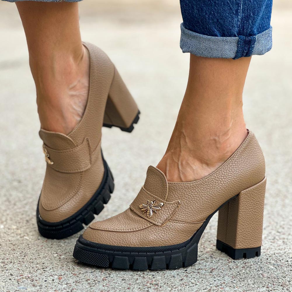 Polskie mokasyny damskie na słupku, loafersy Deoni toffi groch D207a