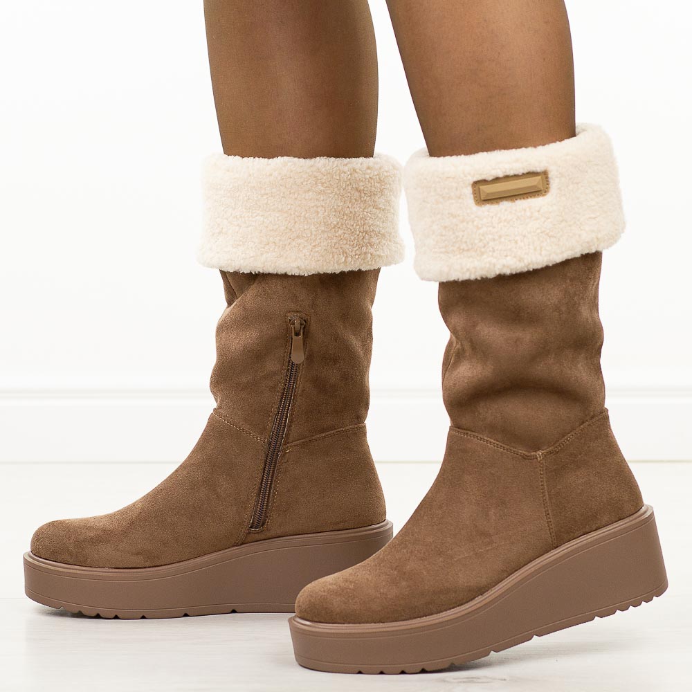 Beżowe zamszowe kozaki damskie Potocki 11327