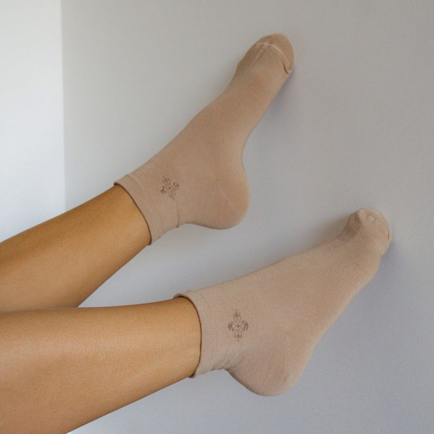 Beżowe skarpetki damskie - delikatny wzór 727