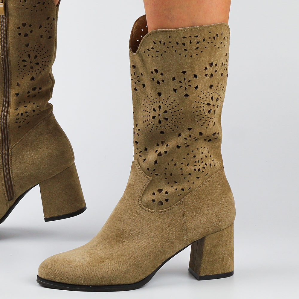 Beżowe jesienne zamszowe krótkie kozaki damskie na obcasie M.Daszyński Sa156-11a