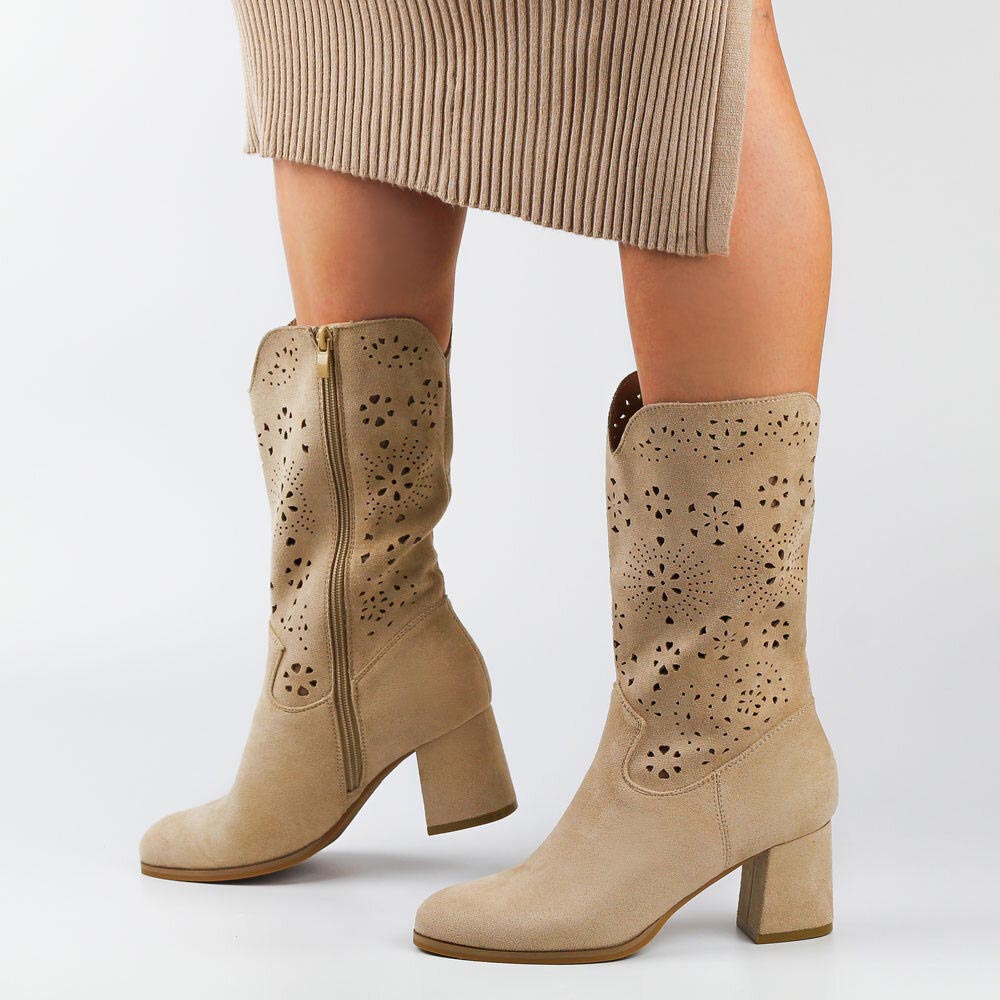 Beżowe jesienne zamszowe krótkie kozaki damskie na obcasie M.Daszyński Sa156-11b