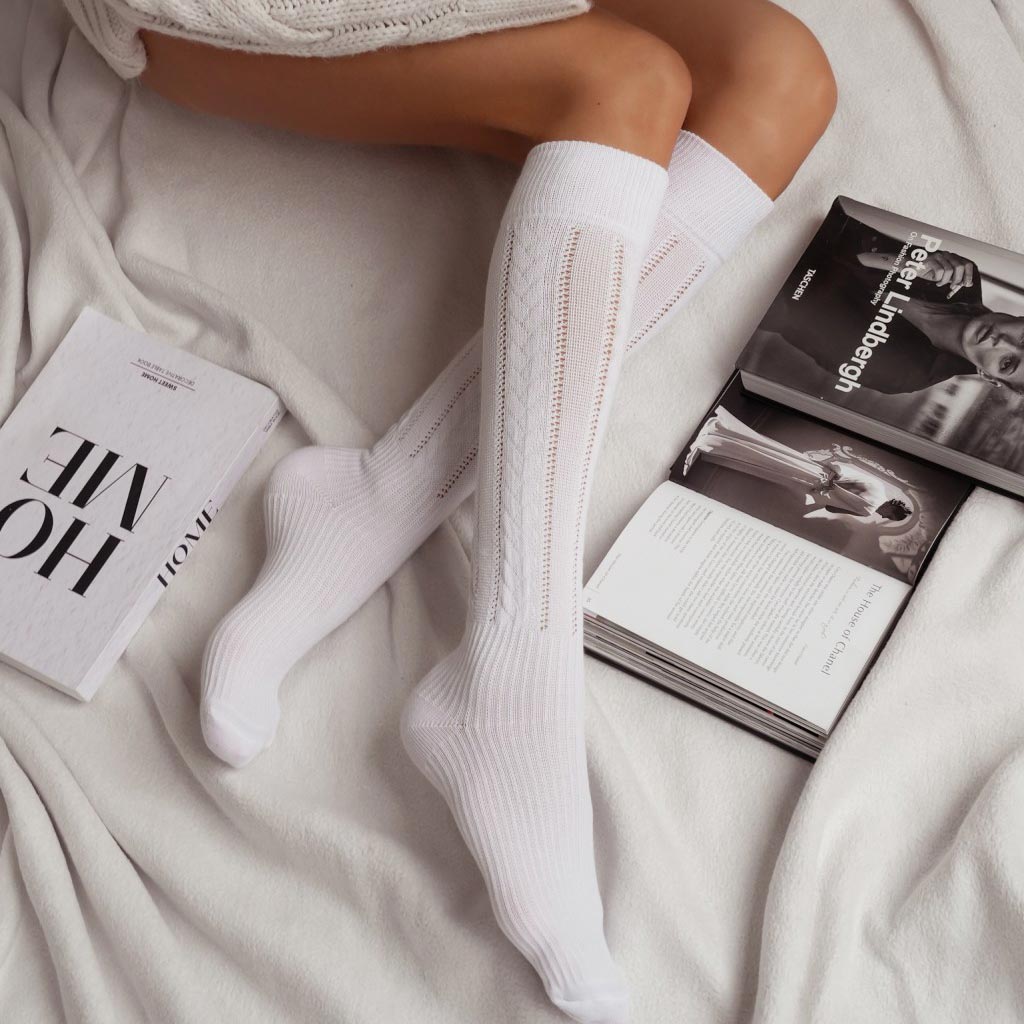 Białe podkolanówki ażurowe 207 warkocz