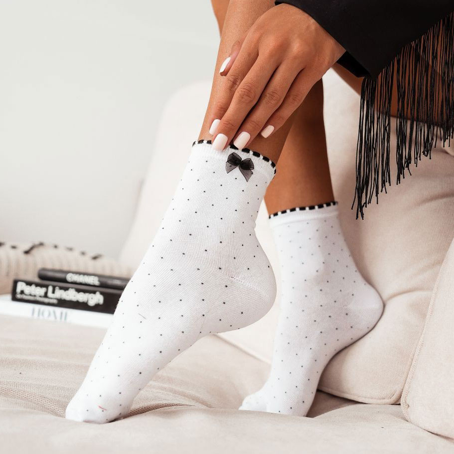 Białe skarpetki damskie w kropki + kokarda 749
