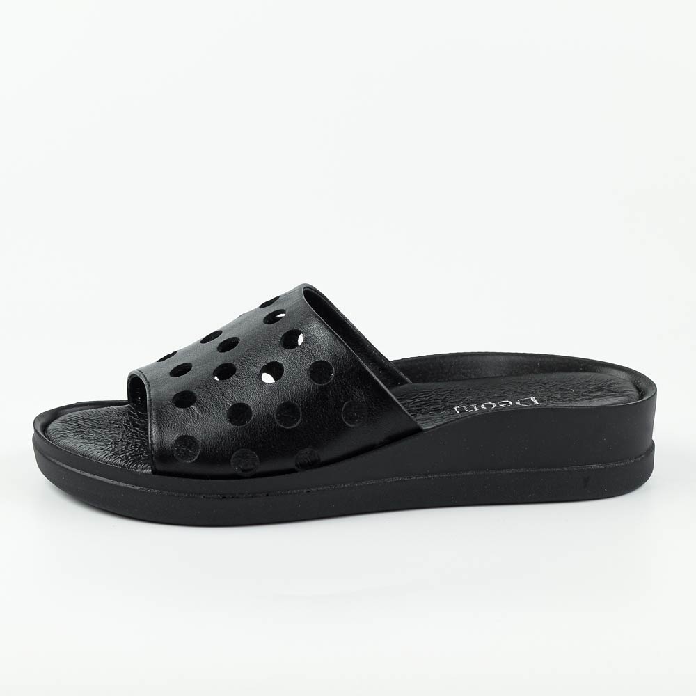 Czarne ażurowe skórzane Polskie klapki damskie na platformie Deoni D538