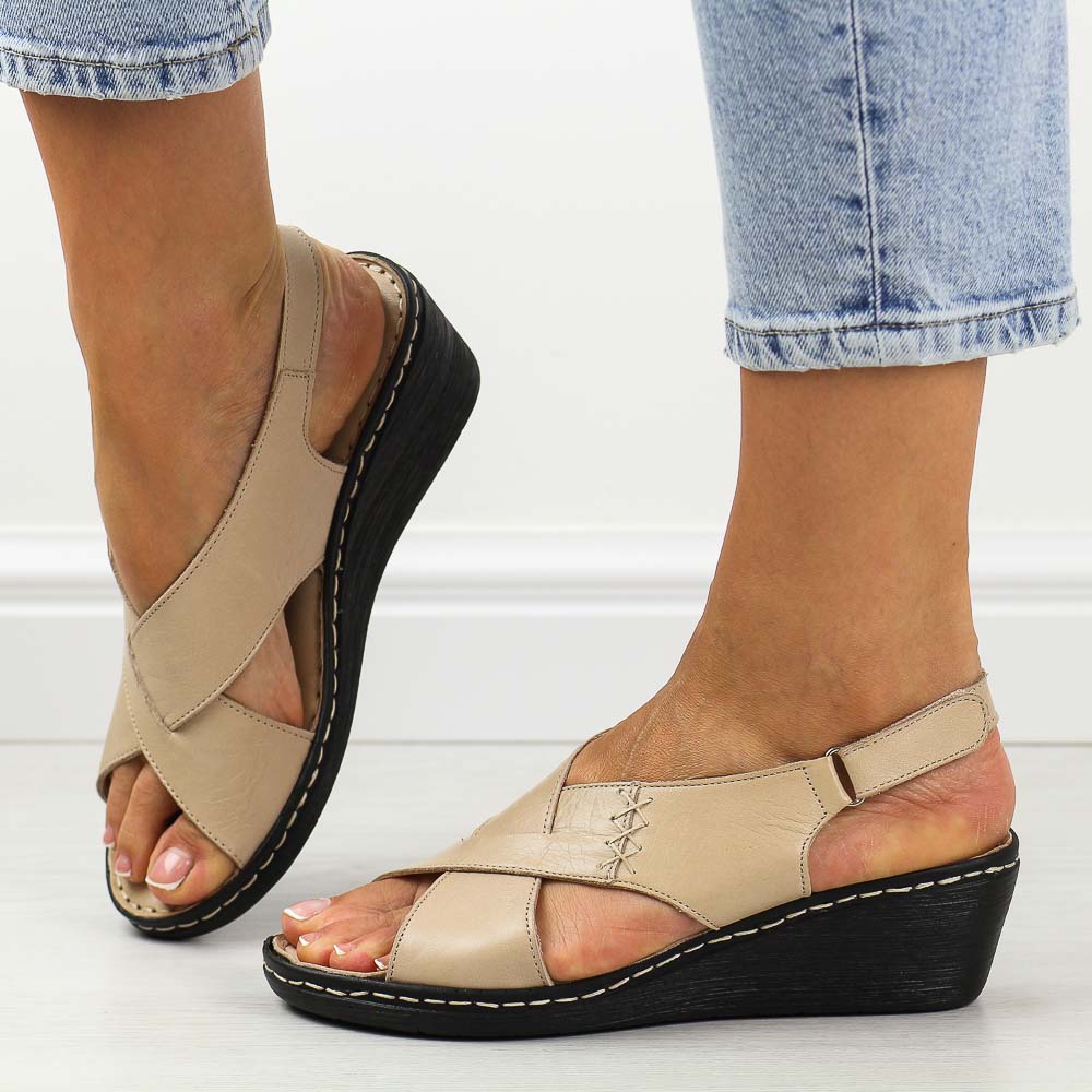 Beżowe skórzane sandały damskie na koturnie Izzy 014