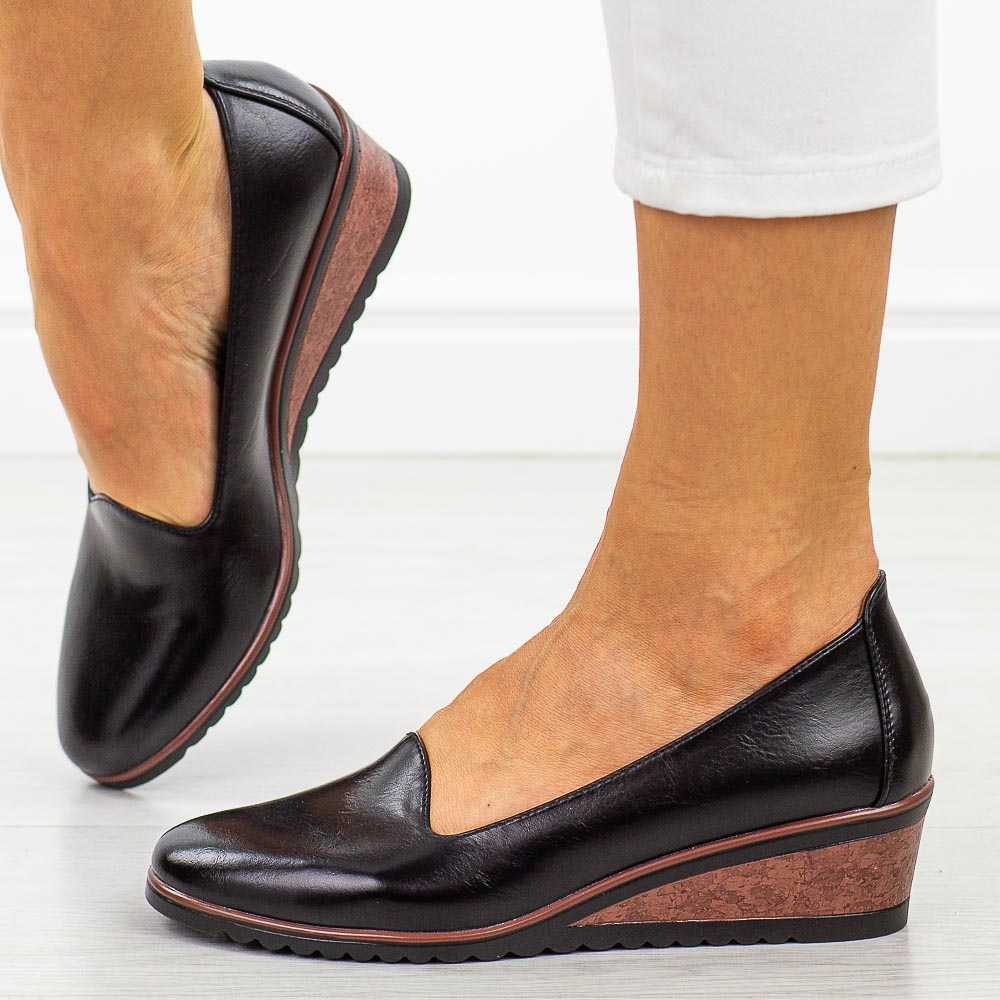 Czarne półbuty damskie na koturnie Potocki 12276