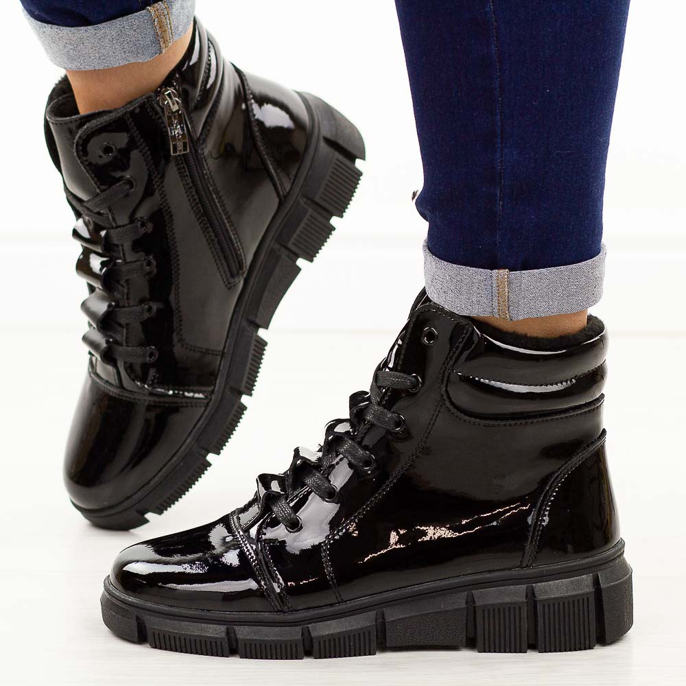 Czarne lakierowane skórzane botki damskie na traperze T.Sokolski Z25-250