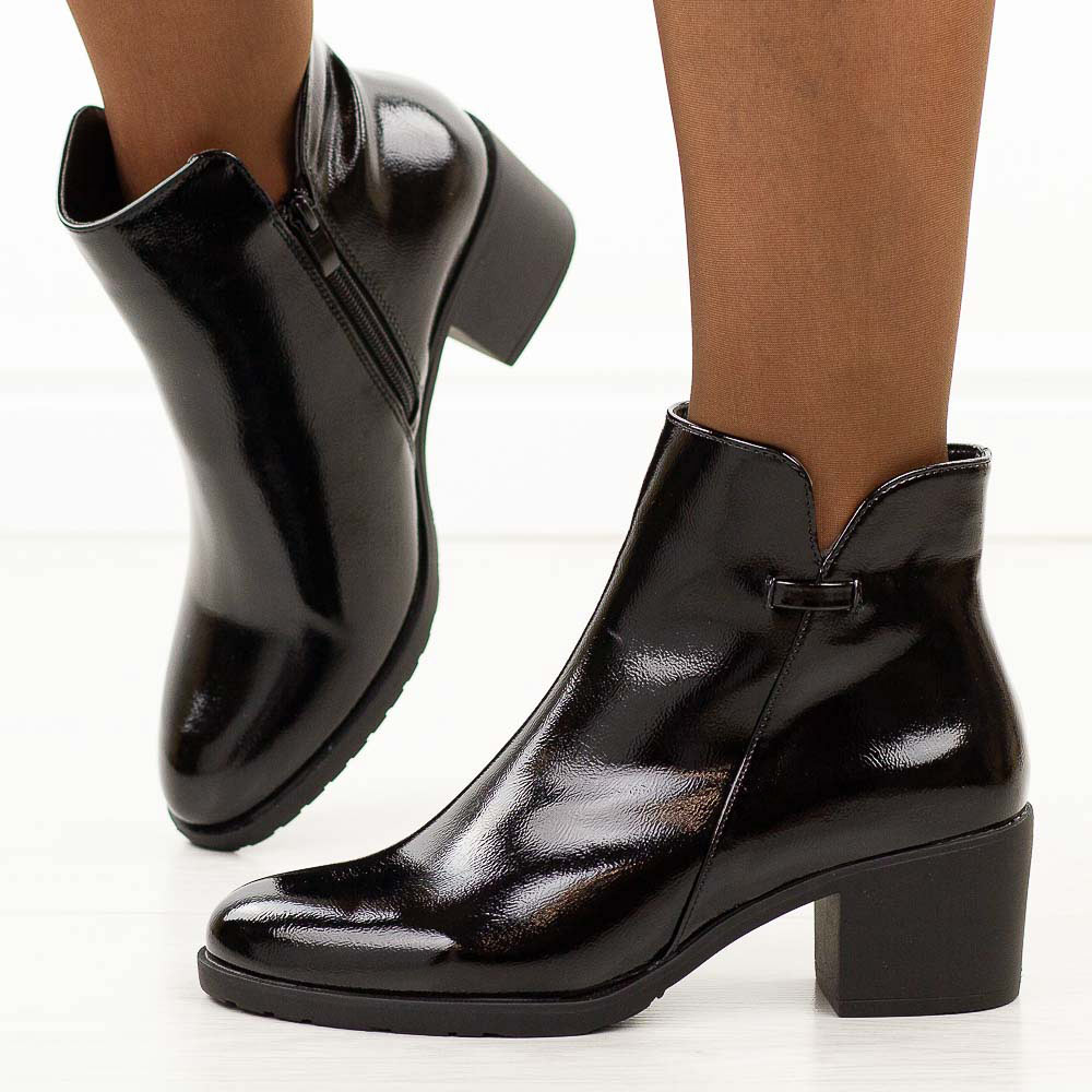 Czarne lakierowane botki damskie na obcasie M.Daszyński Sa128-61