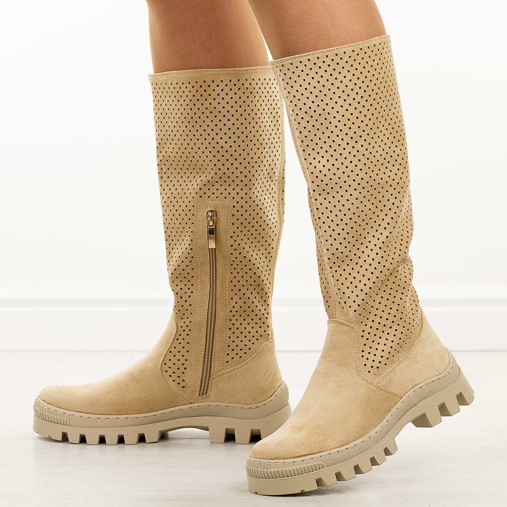 Beżowe jesienne ażurowe kozaki damskie na traperze Potocki 12010