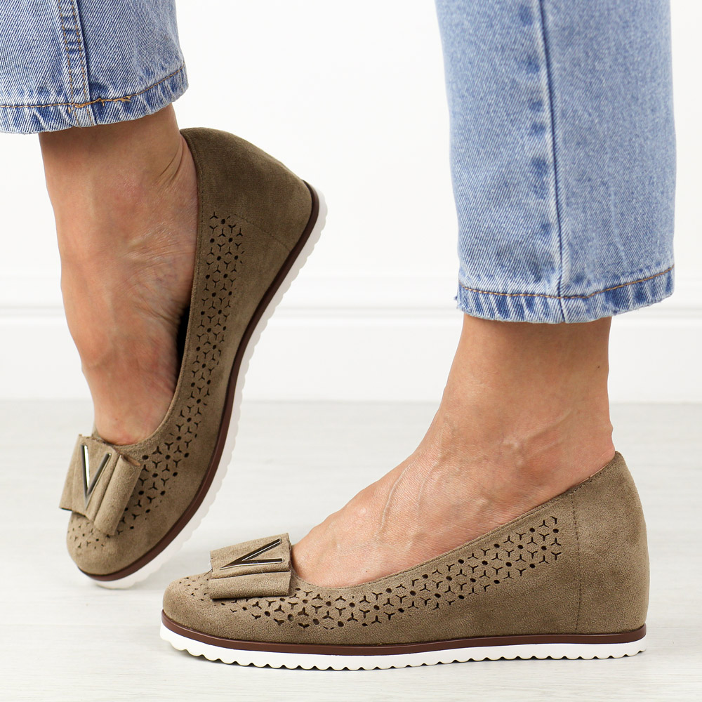 Beżowe zamszowe ażurowe czółenka damskie na koturnie M.Daszyński Sa199-6