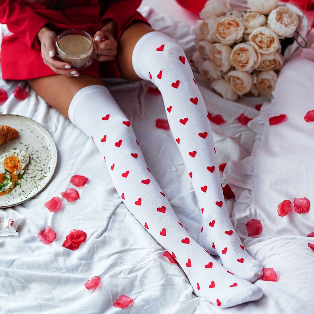 Białe zakolanówki bawełniane w serca 226