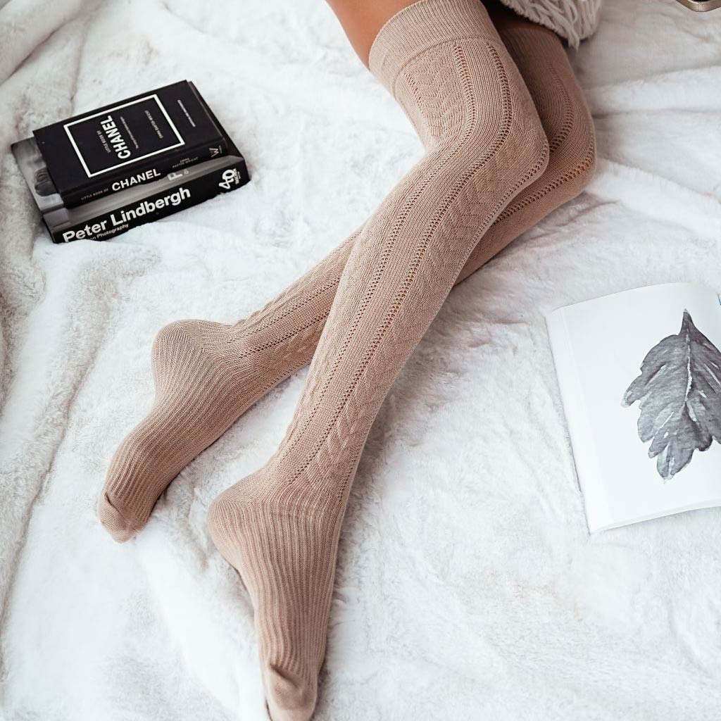 Beżowe ażurowe zakolanówki z warkoczem 223