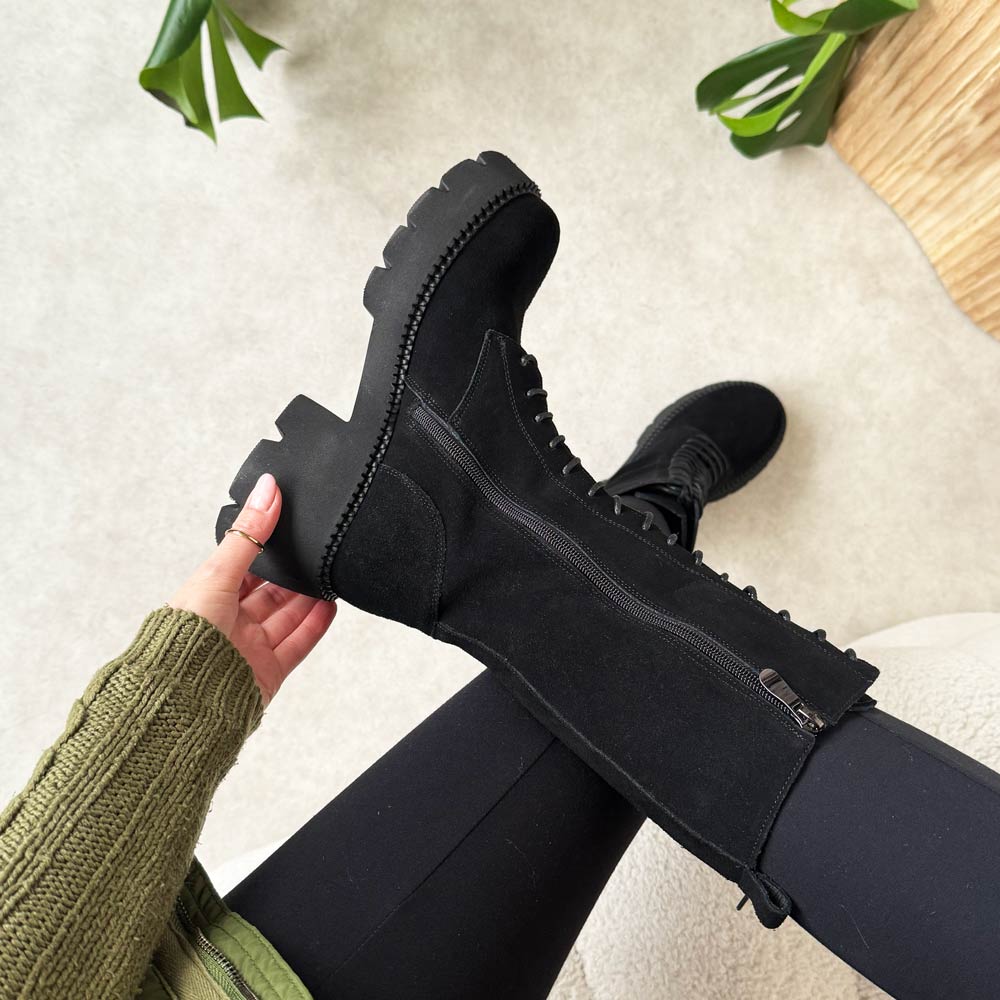 Czarne wysokie skórzane botki damskie na traperze T.Sokolski 197