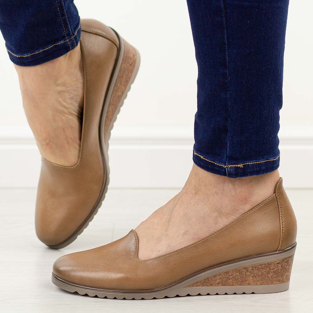 Beżowe pu półbuty damskie na koturnie Potocki 12276