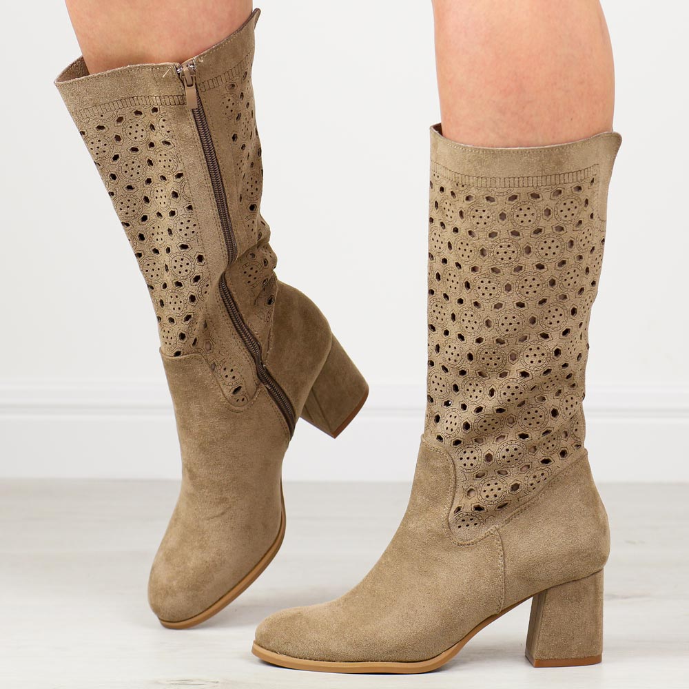 Brązowe jesienne zamszowe kozaki damskie na słupku M.Daszyński Sa156-10a