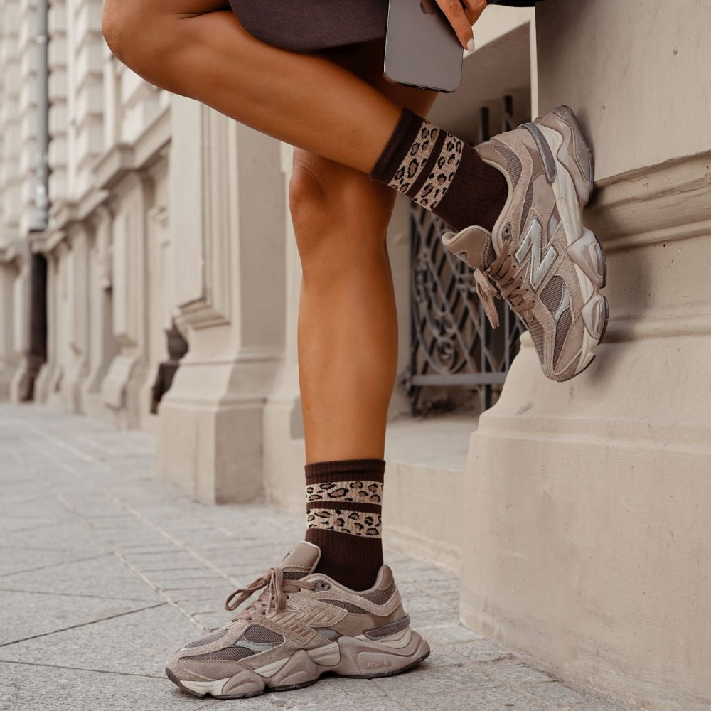 Brązowe skarpetki damskie dwa cętkowane paski 1208