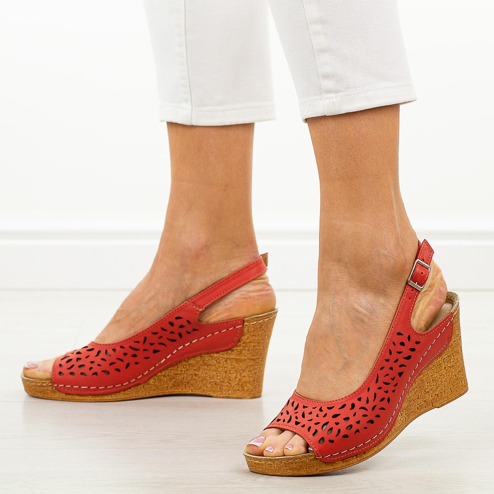 Łososiowe skórzane Polskie sandały damskie na koturnie Gregors 1142