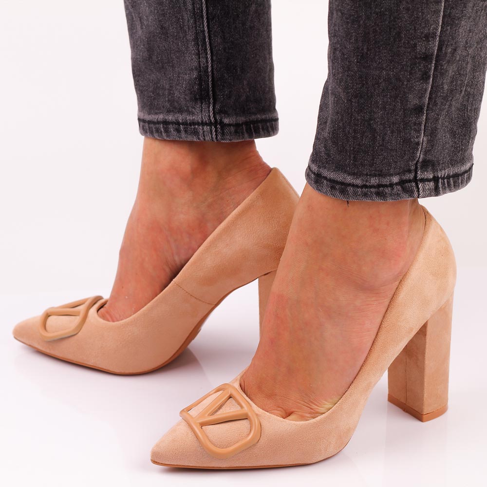 Beżowe zamszowe czółenka damskie na słupku Vinceza 2246