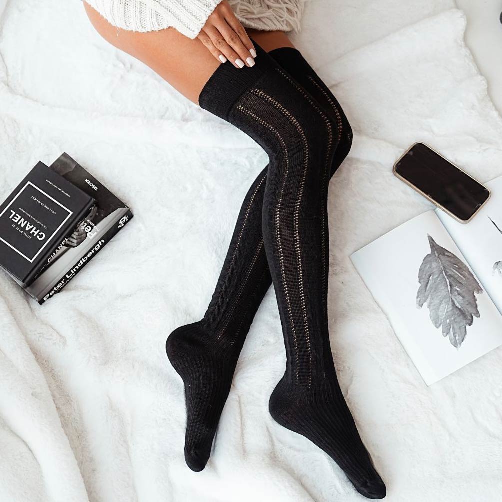 Czarne ażurowe zakolanówki z warkoczem 223