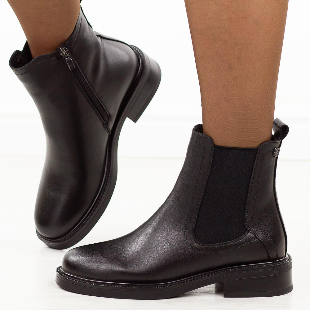 Czarne skórzane botki damskie DiA 52-018