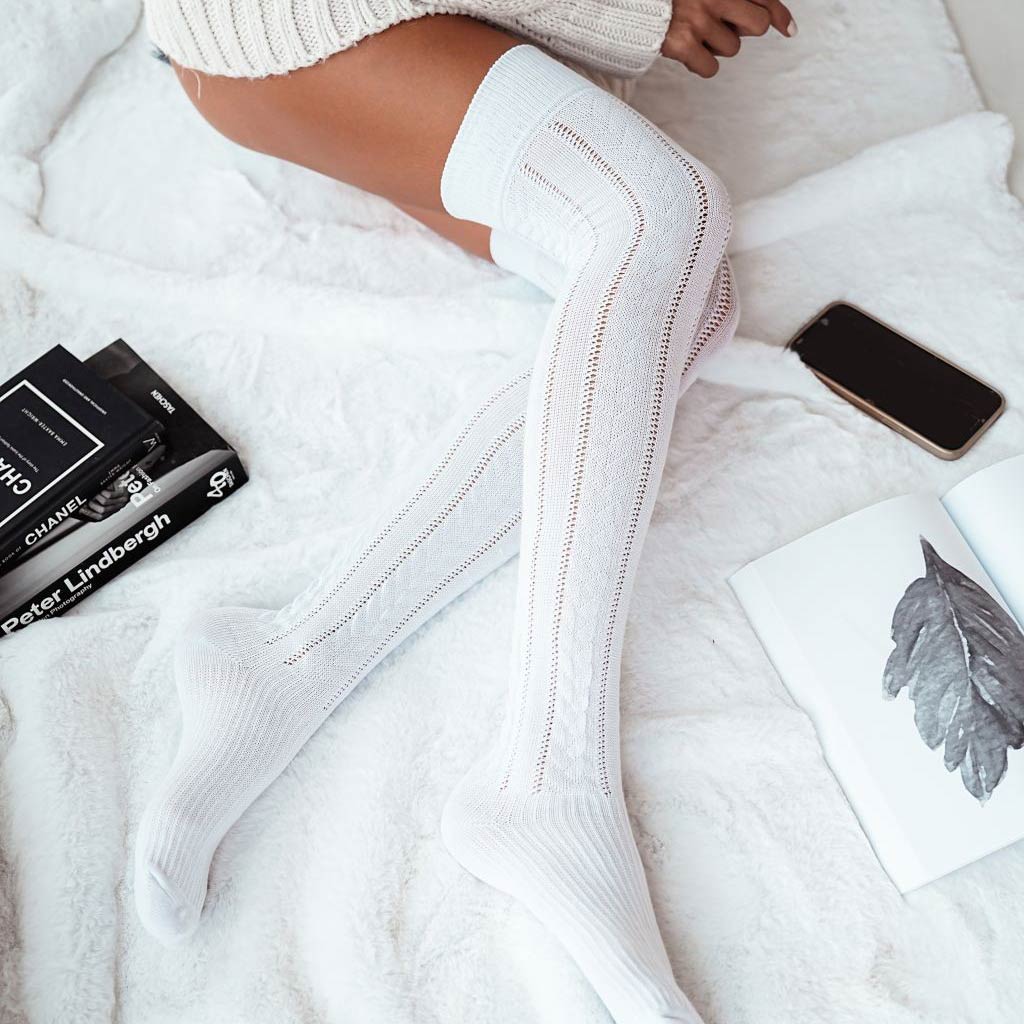 Białe ażurowe zakolanówki z warkoczem 223