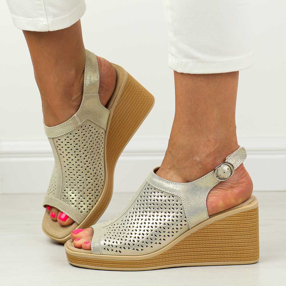 Złote skórzane sandały damskie na koturnie Filippo Ds6053/24