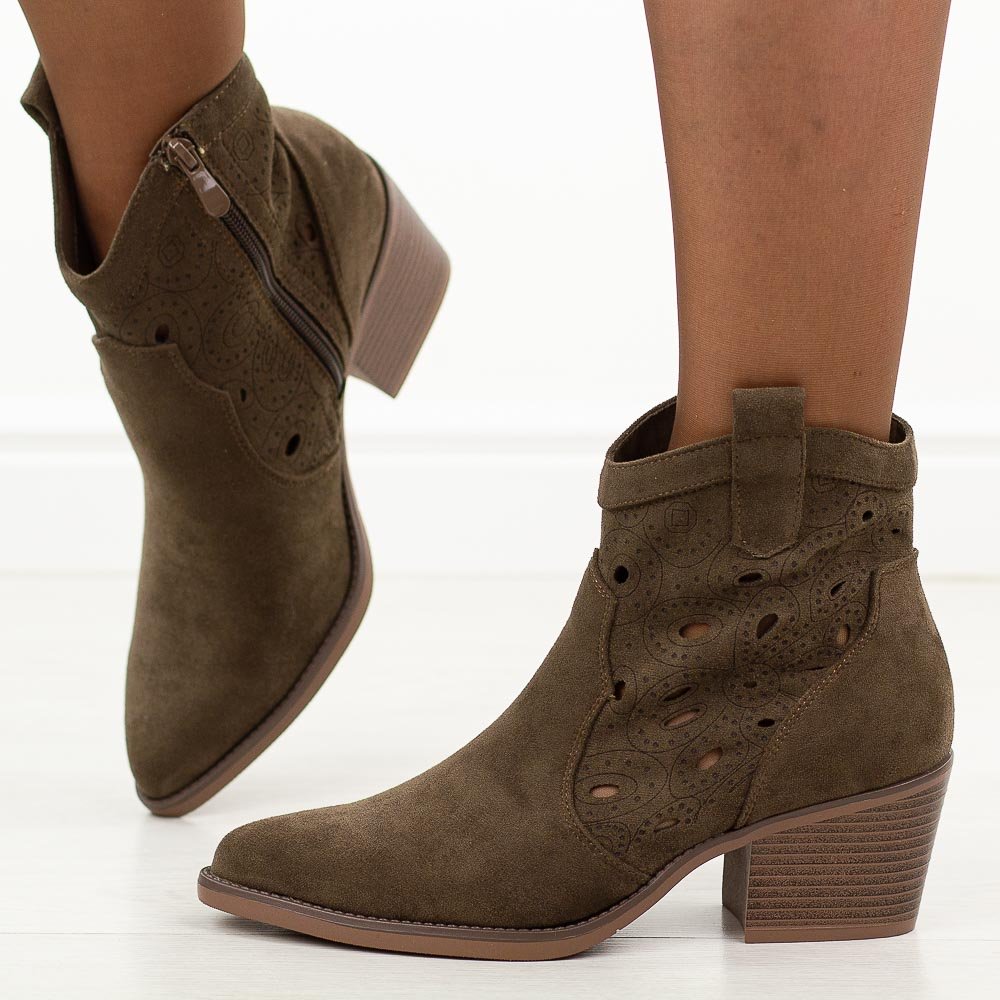 Czekoladowe ażurowe botki damskie, kowbojki Evento 9452