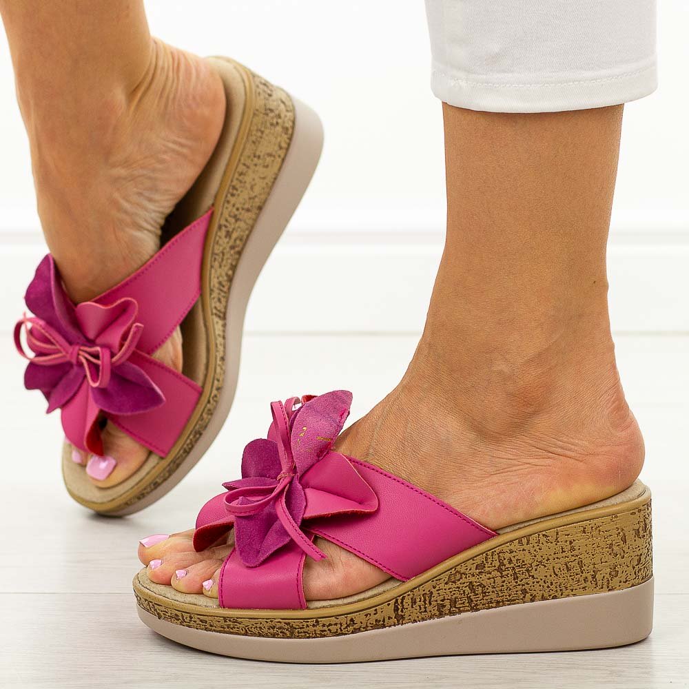 Fuksja skórzane klapki damskie na koturnie Filippo Dk7039/25