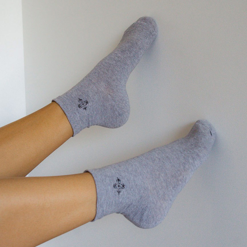 Szare skarpetki damskie - delikatny wzór 727