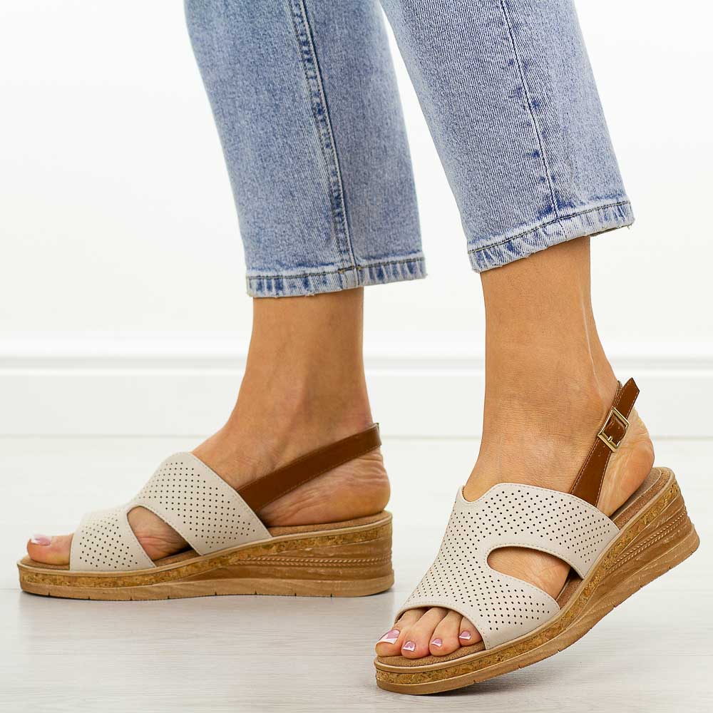 Beżowe sandały damskie na koturnie Sergio Leone sk195