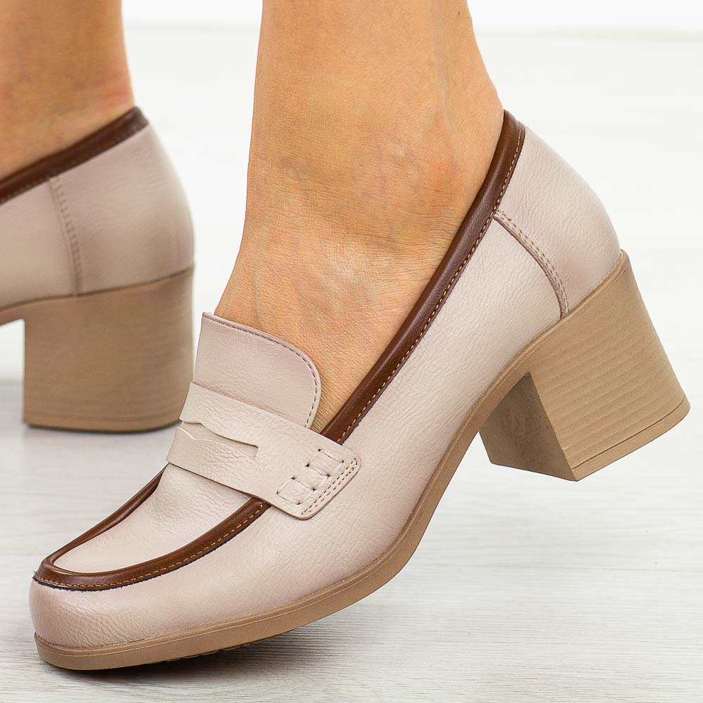 Beżowe półbuty damskie na obcasie, mokasyny Potocki 12628