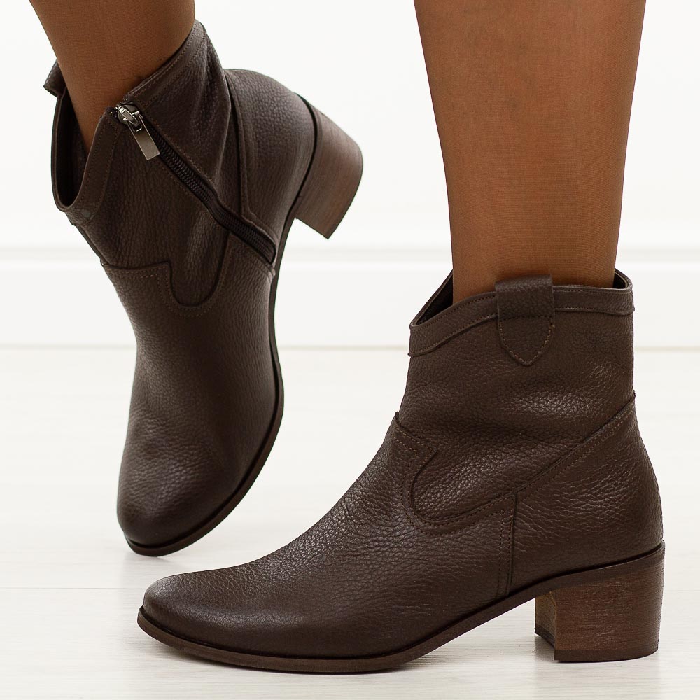 Brązowe skórzane Polskie botki damskie, jesienne na obcasie Deoni Ko-03