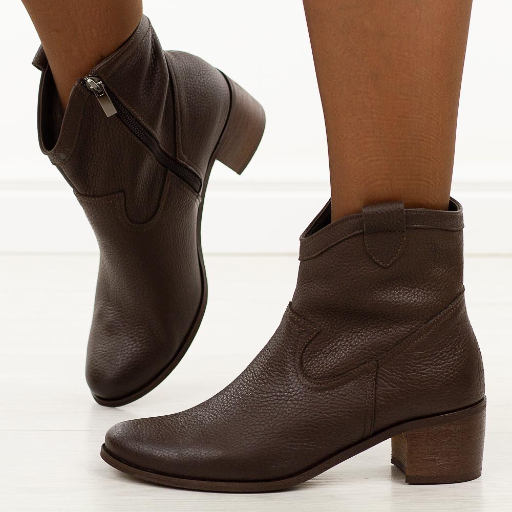 Brązowe skórzane Polskie botki damskie, jesienne na obcasie Deoni Ko-03