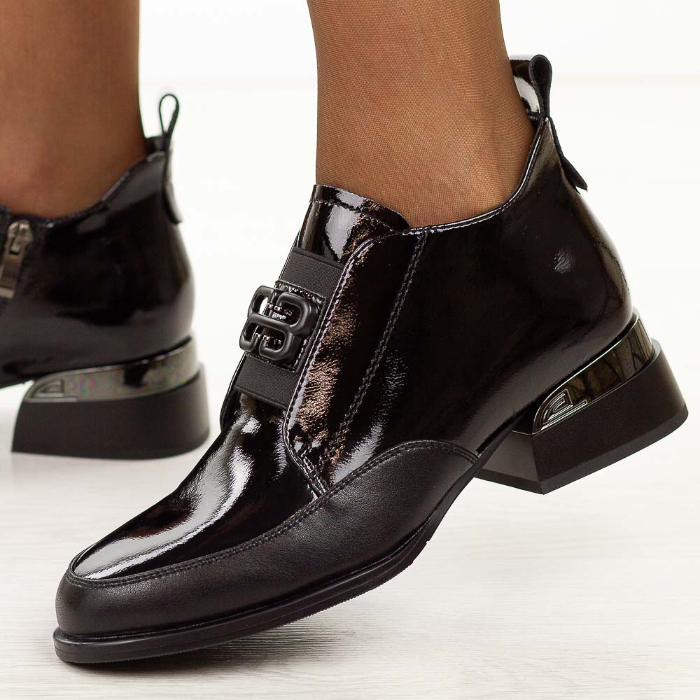 Czarne skórzane lakierowane botki damskie na obcasie Vinceza 91161