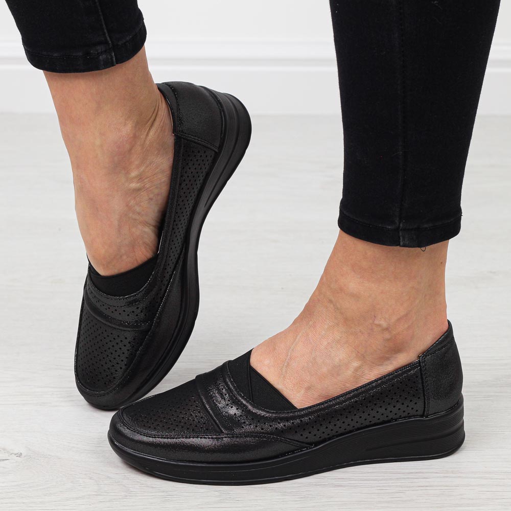 Czarne półbuty damskie na koturnie comfort Jezzi Unisoft 5775