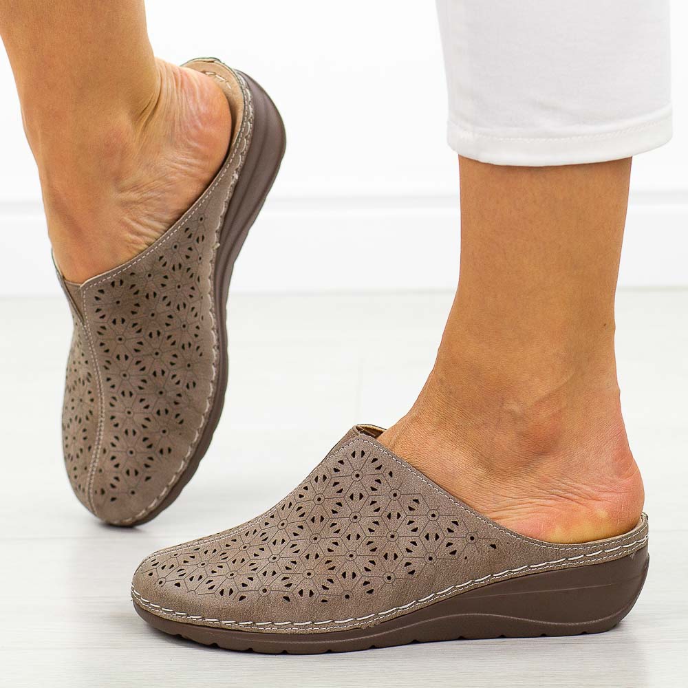 Khaki klapki damskie na koturnie Potocki 24301