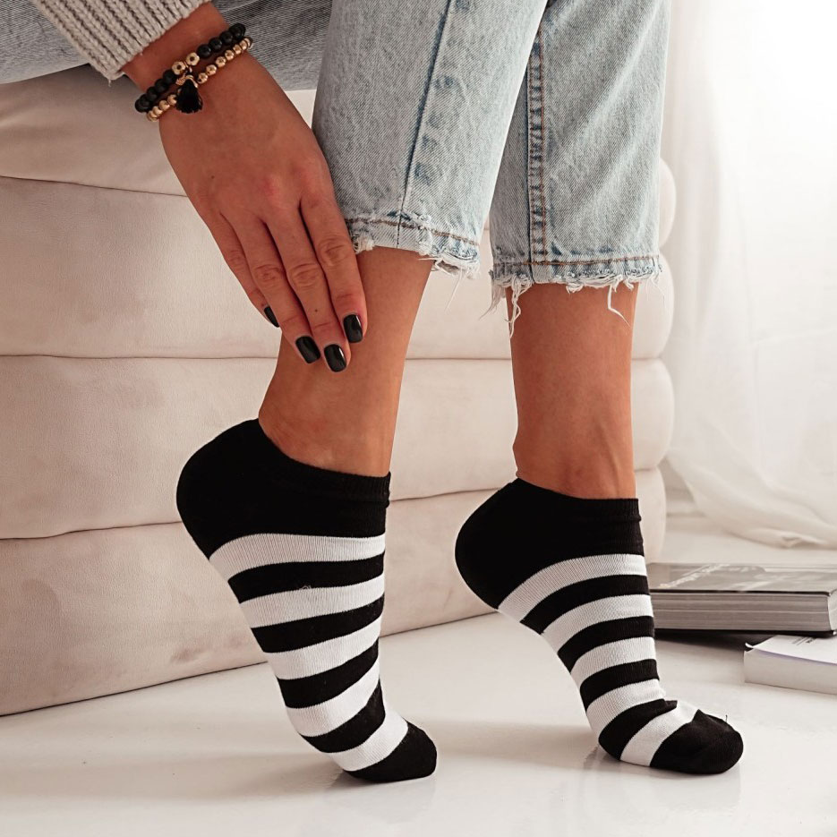 Stopki damskie w grube czarne paski (model 935)