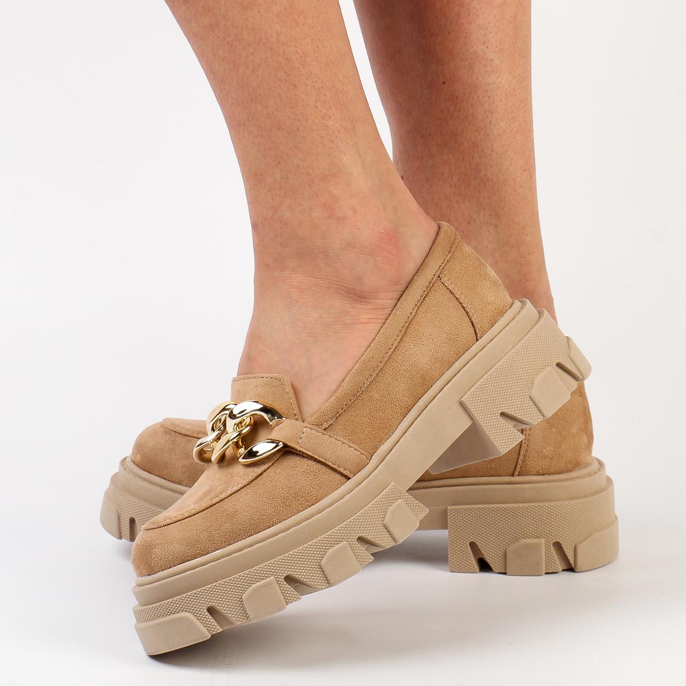 Beżowe zamszowe Polskie mokasyny damskie na platformie, loafersy ze złotym łańcuchem Deoni D209