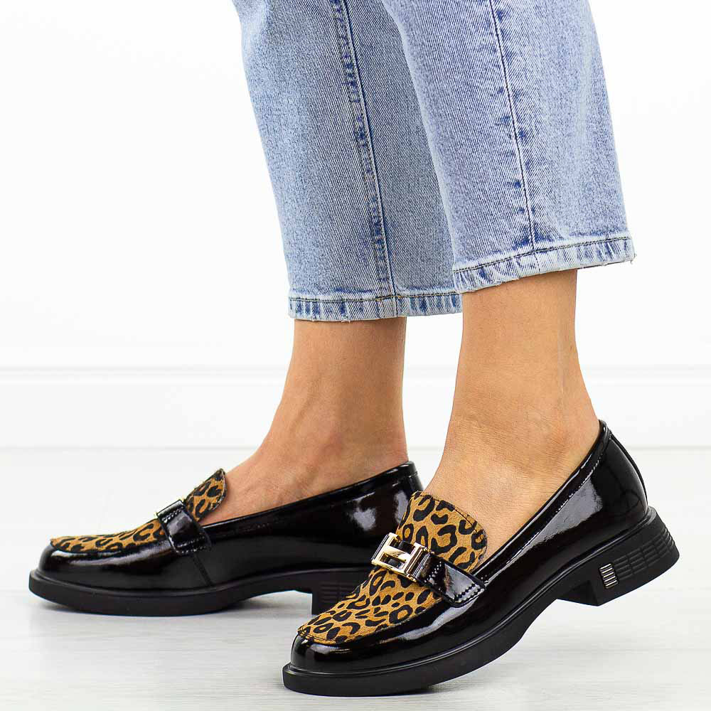 Czarne lakierowane mokasyny damskie Vinceza 66790