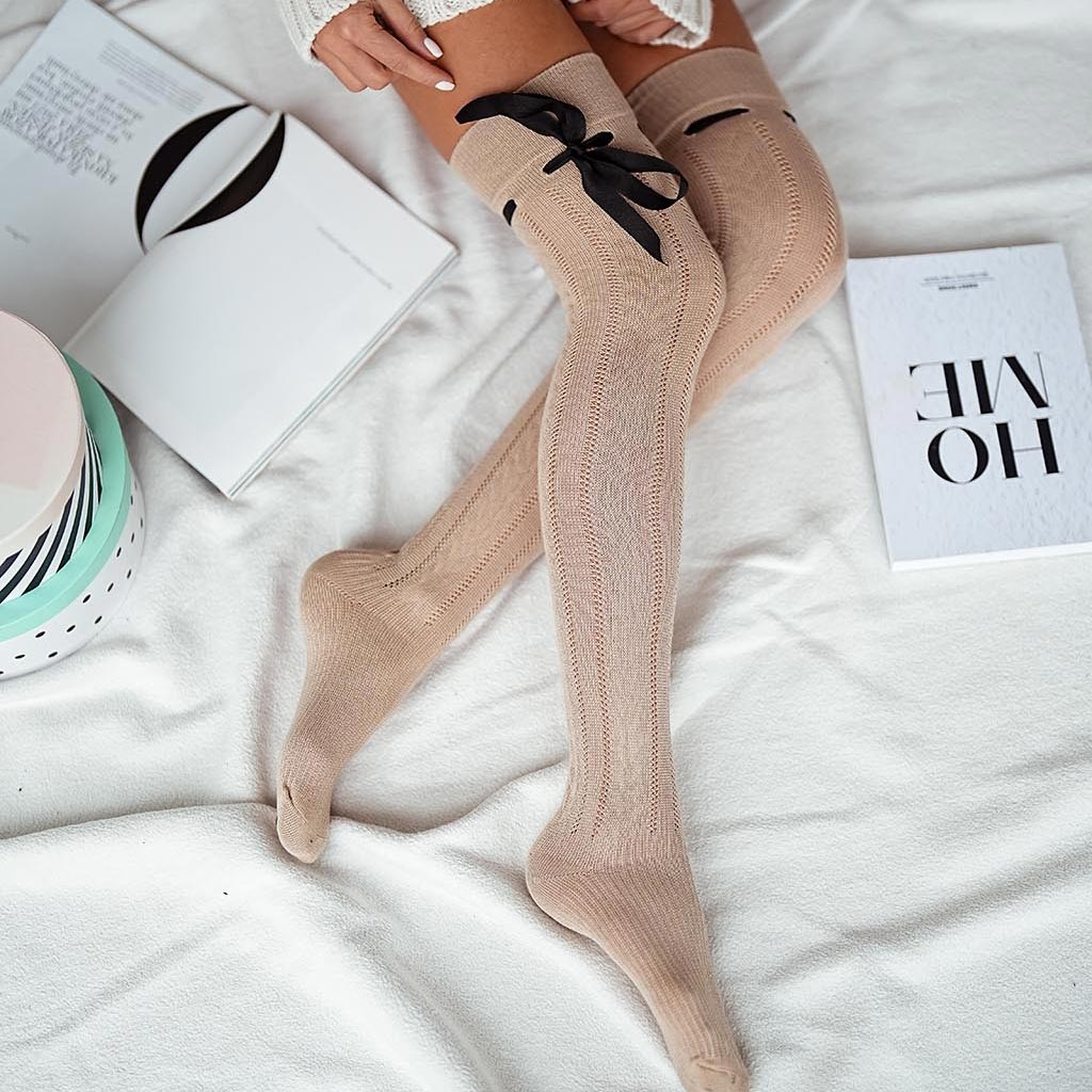 Beżowe zakolanówki damskie 215 wstążka