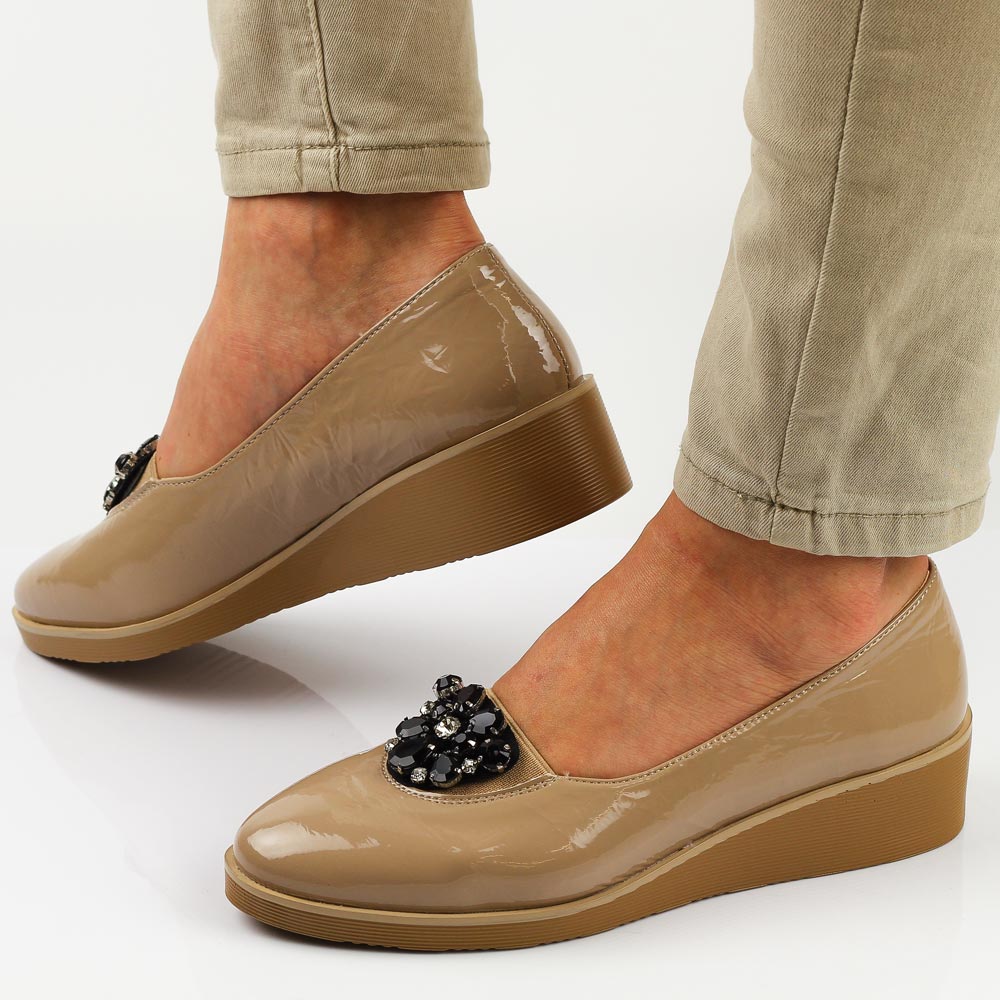 Beżowe lakierowane półbuty damskie na koturnie M.Daszyński 2265-5