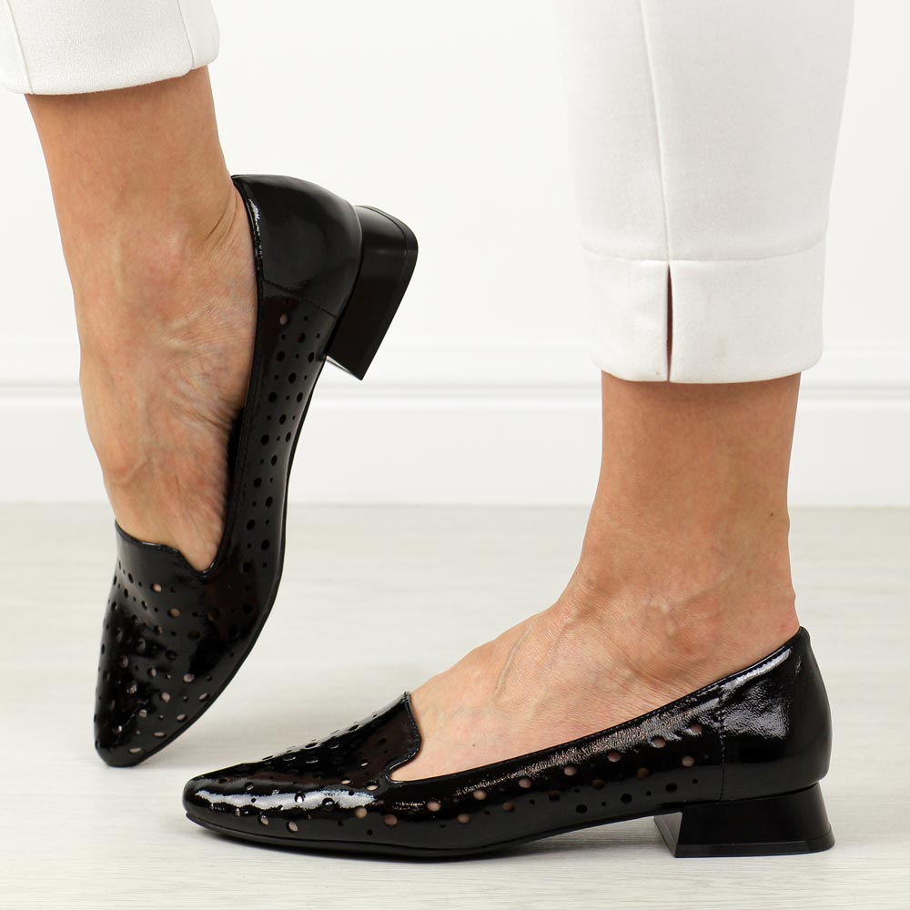 Czarne lakierowane ażurowe czółenka damskie na obcasie M.Daszyński Sa178a-2