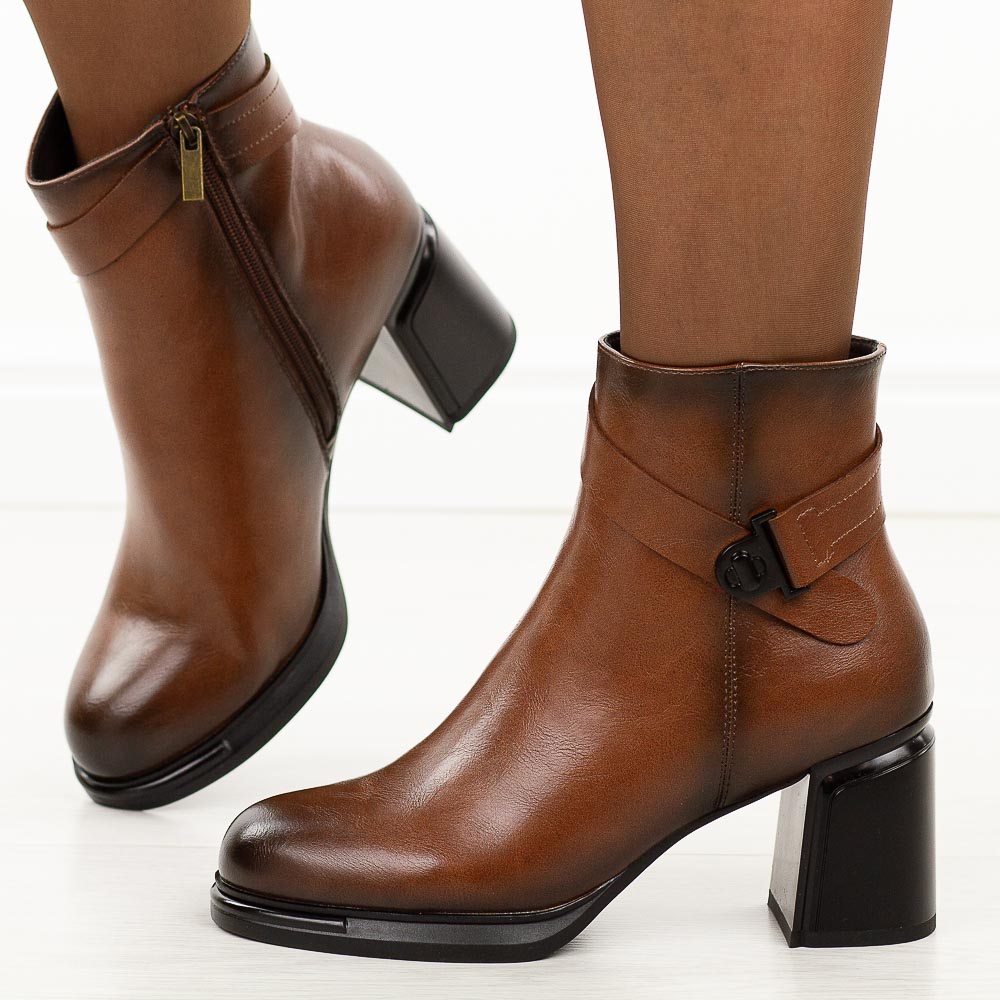 Brązowe skórzane botki damskie na słupku T.Sokolski Z25-217