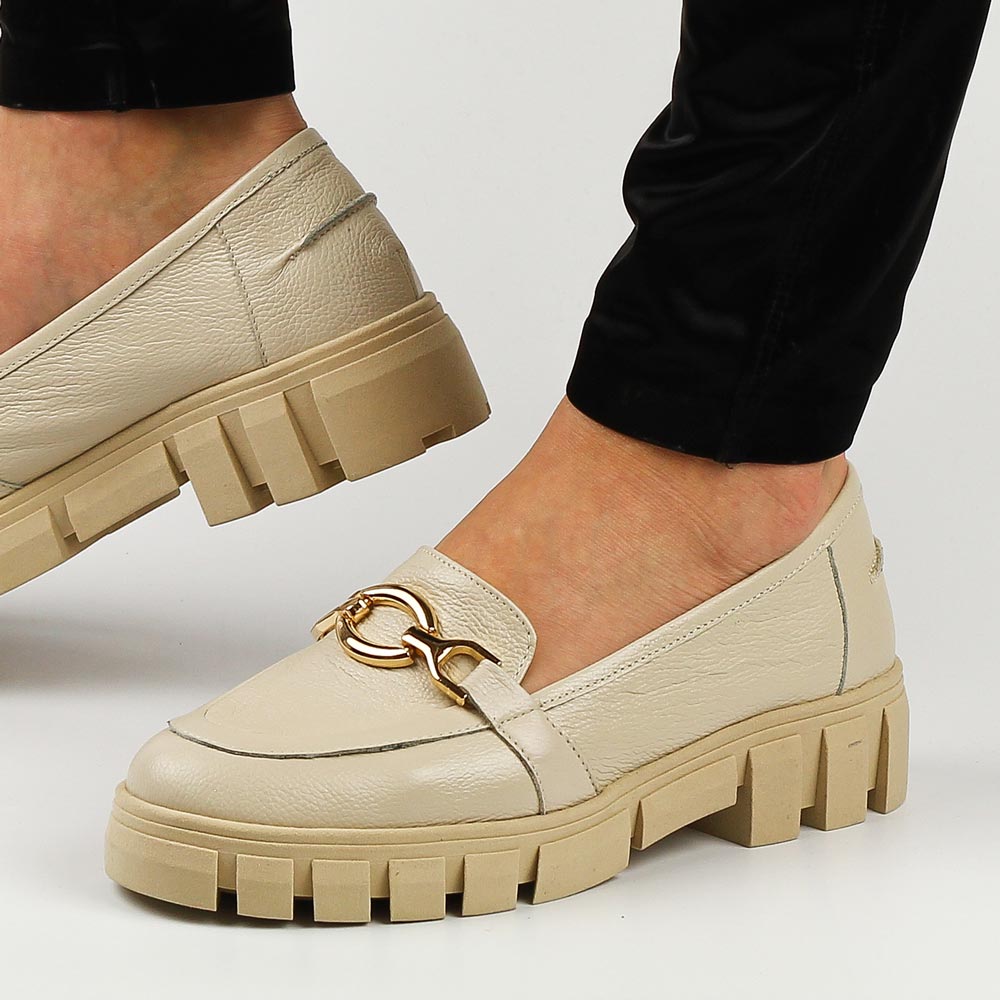 Beżowe skórzane Polskie mokasyny damskie na traperze ze złotym łańcuchem Deoni D142